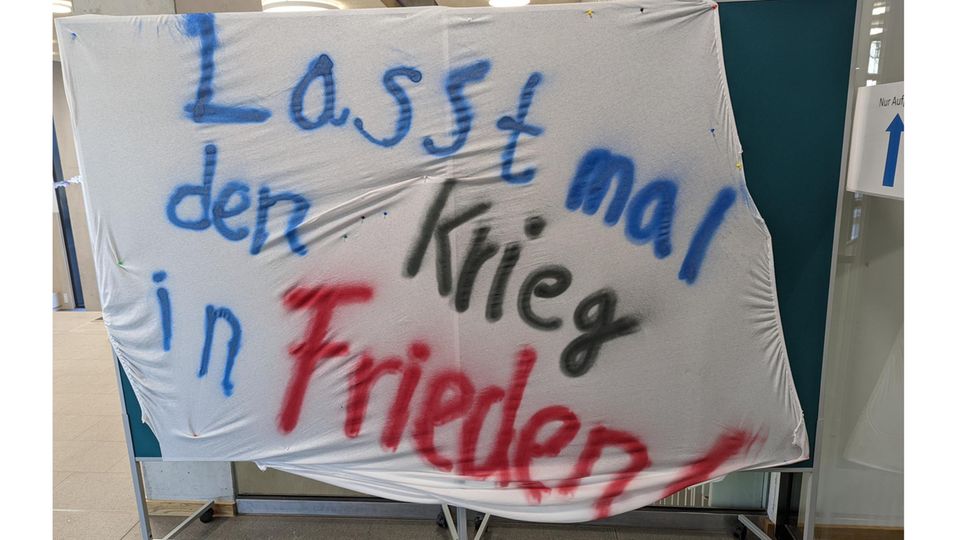 Auch dieses Banner haben Neuntklässlerinnen und -klässler aus Hamburg gesprüht und im Eingangsbereich ihrer Schule befestigt.
