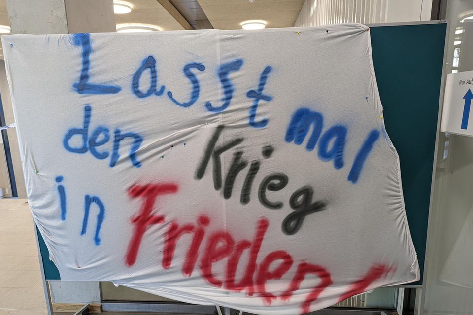 Auch dieses Banner haben Neuntklässlerinnen und -klässler aus Hamburg gesprüht und im Eingangsbereich ihrer Schule befestigt.