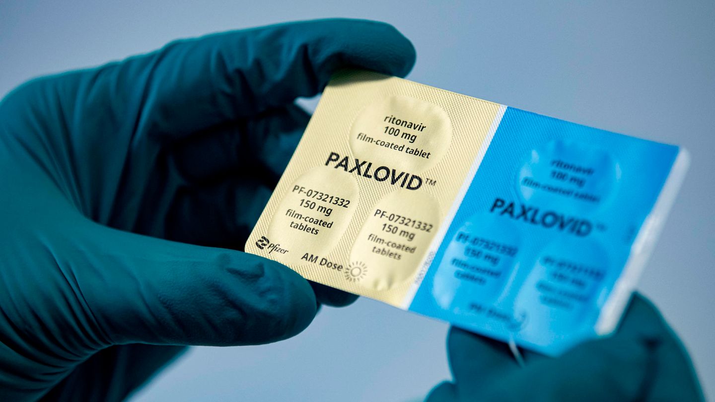 Medikament Paxlovid in den Händen eines Arztes