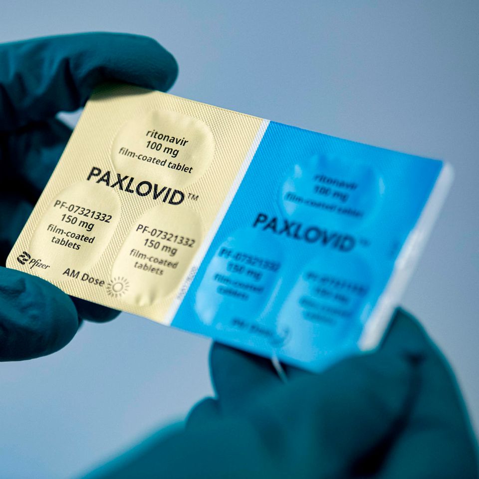 Medikament Paxlovid in den Händen eines Arztes
