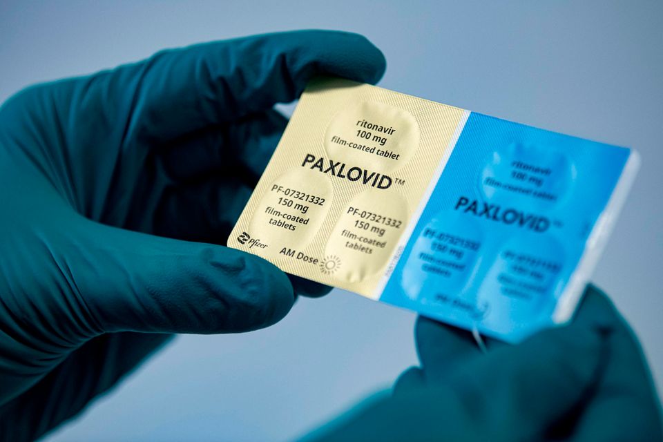 Medikament Paxlovid in den Händen eines Arztes