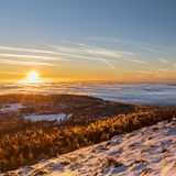 02.03.2022      "300 Tage im Jahr ist der Brocken im Nebel aber wenn man ein wenig Glück hat ist es für mich der schönste Ort der Welt."      Ort: Harz  Kamera: Canon eos r5  Mehr Fotos von Mario Hildebrandt