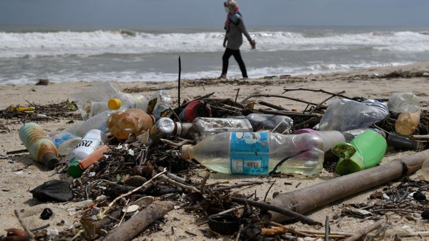 Plastikmüll an einem Strand in Malaysia