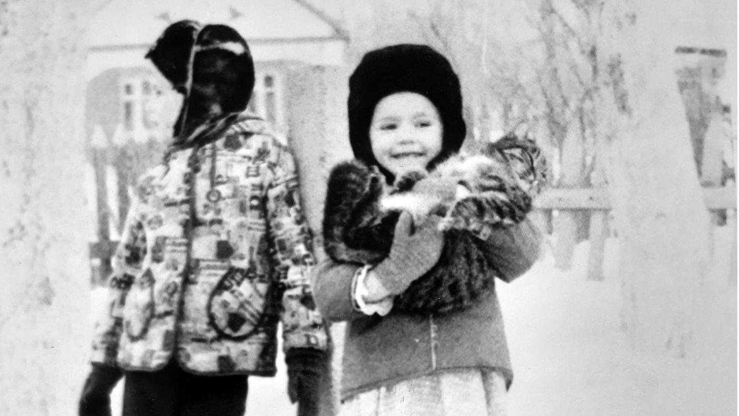 Kindheit in Kasachstan: Tatjana, Wjatscheslaw und Katze