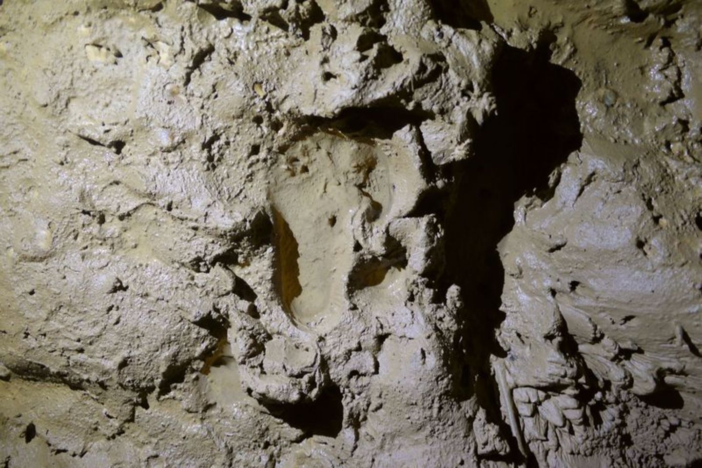 Kinderfußabdruck in der Grabhöhle in Frankreich