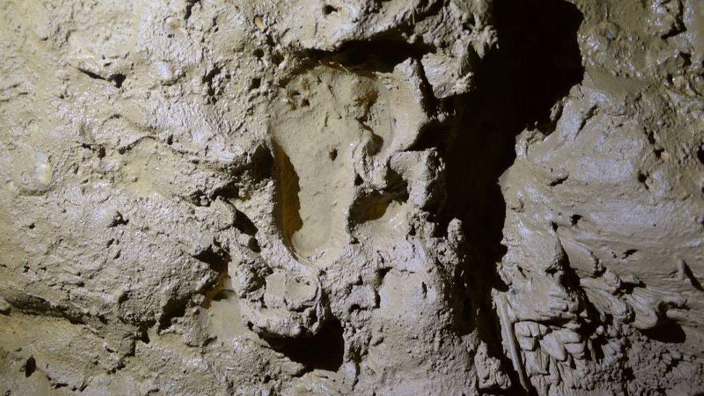 Kinderfußabdruck in der Grabhöhle in Frankreich