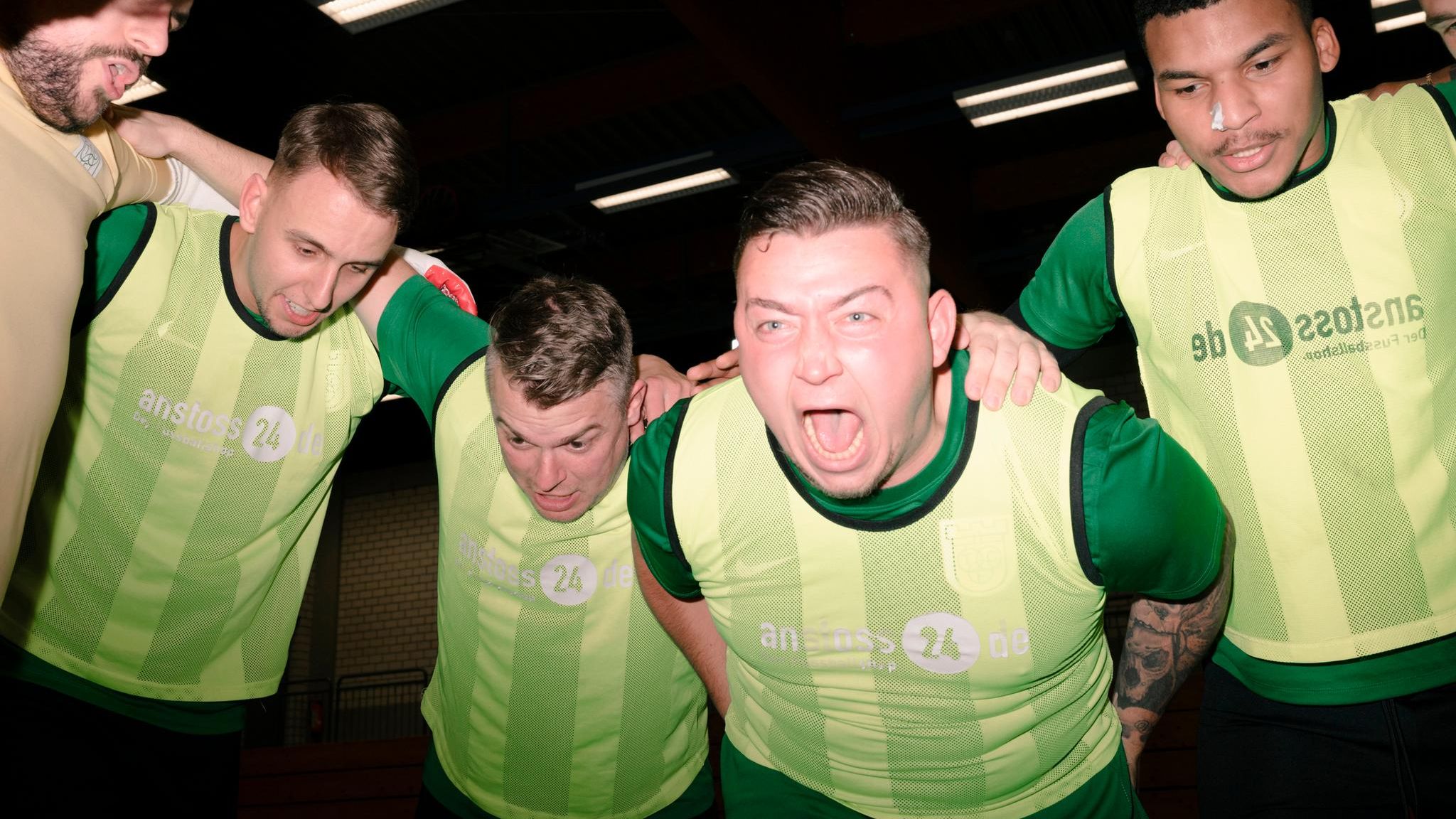 Breitensport, das ist in Deutschland Vereinssache. Zum Beispiel die des TC Freisenbruch: Futsalspieler Peter Schäfer stimmt seine Mannschaft kurz vor dem Spiel gegen Futsalicious Essen auf den Kampf ein. Er ist zugleich Jugendleiter und kümmert sich um den Nachwuchs