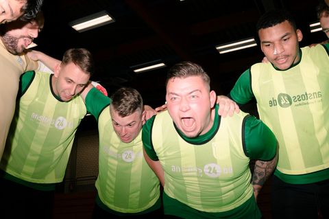 Breitensport, das ist in Deutschland Vereinssache. Zum Beispiel die des TC Freisenbruch: Futsalspieler Peter Schäfer stimmt seine Mannschaft kurz vor dem Spiel gegen Futsalicious Essen auf den Kampf ein. Er ist zugleich Jugendleiter und kümmert sich um den Nachwuchs