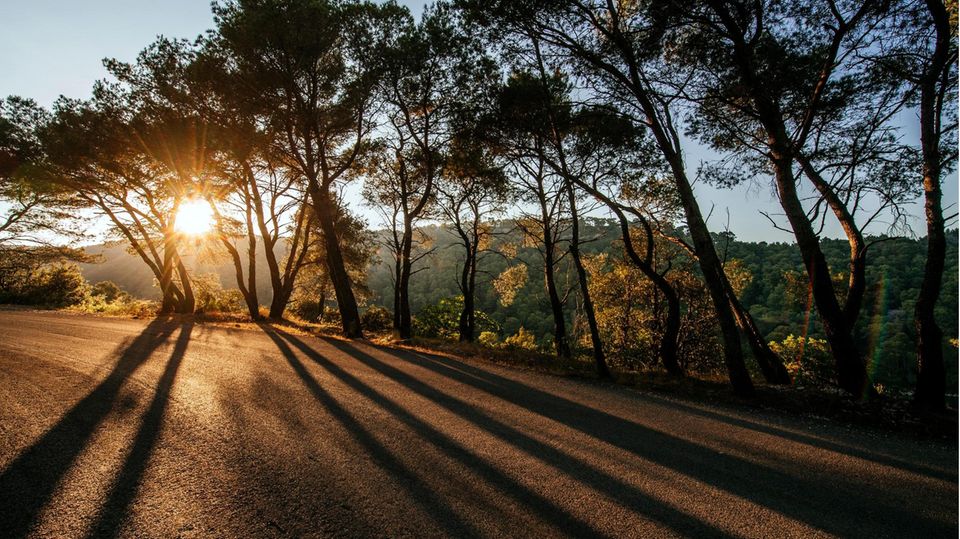 Der Sonnenuntergang auf der Straße zwischen den beiden kleinen Dörfern Polače and Goveđari