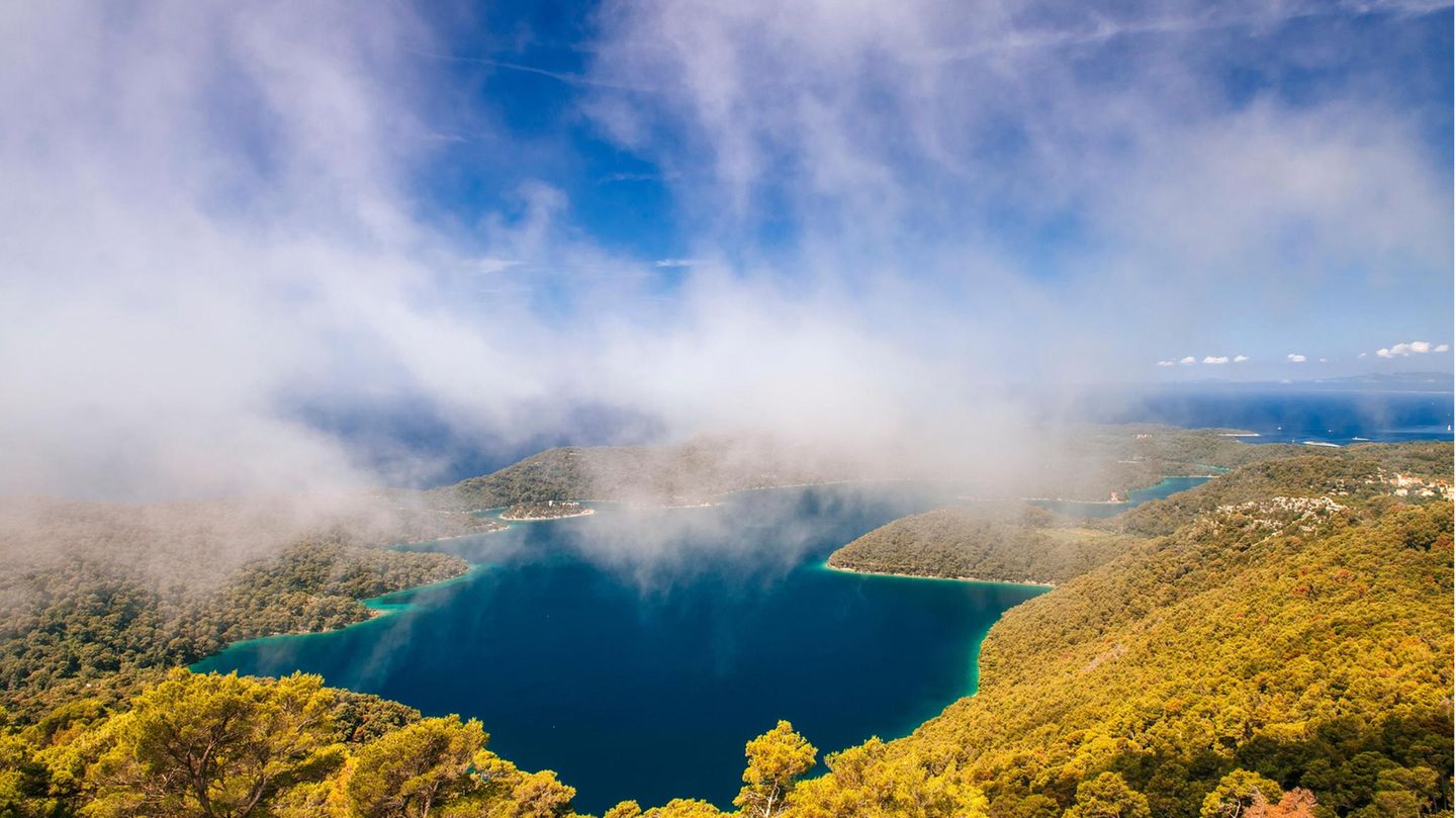 View of a Great Lake from Montokuc hill. Island Korčula and Pelješac peninsula in the background. Die Blaupause für andere Nationalparks im Land. Ein Viertel der Insel Mljet steht unter Schutz, auch der Große See