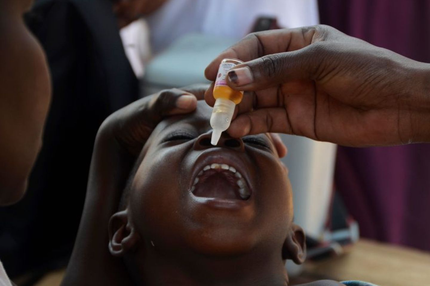 Ein afrikanisches Kind erhält einen Impfstoff gegen Polio