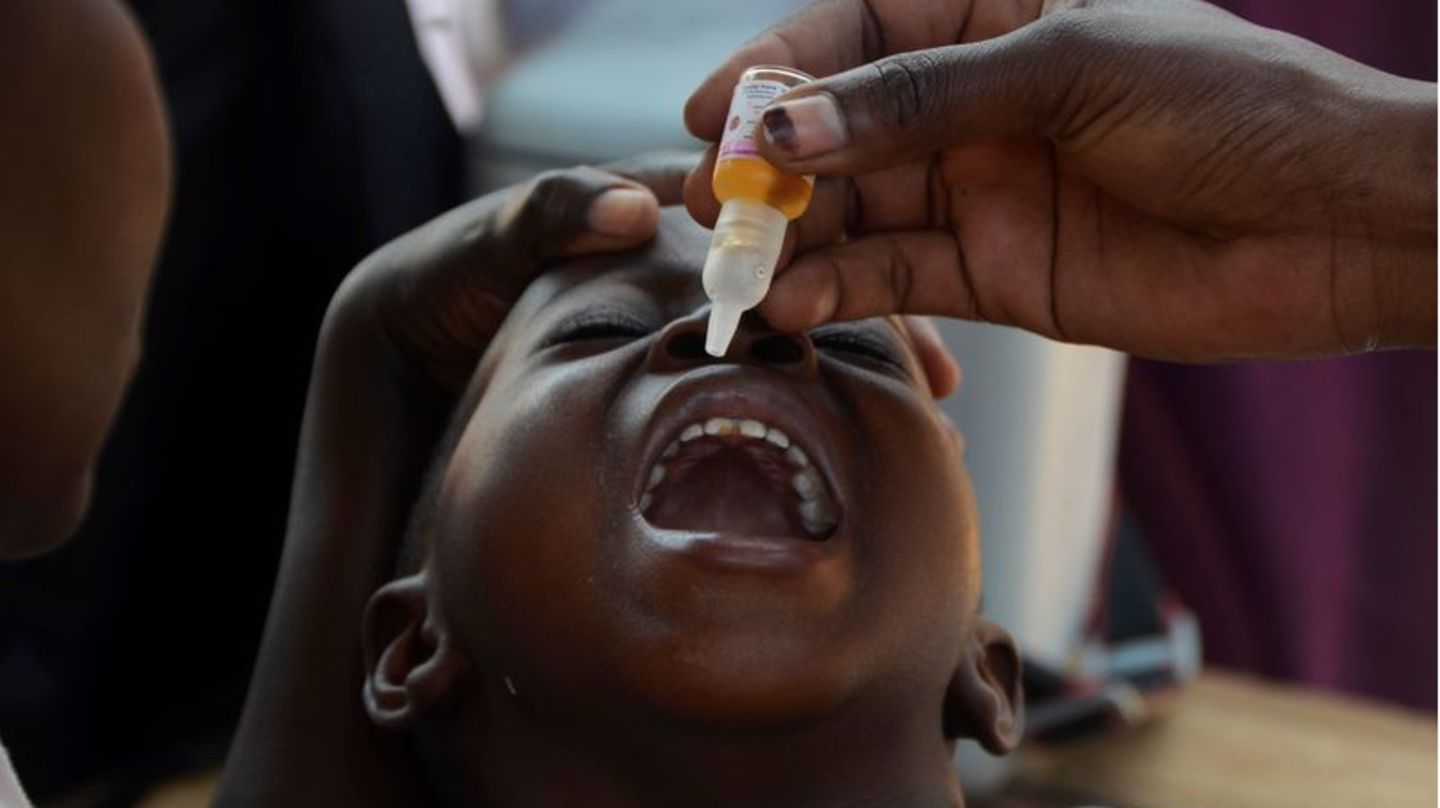 Ein afrikanisches Kind erhält einen Impfstoff gegen Polio