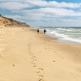 Ein Paar läuft den langen Strand im Nationalpark Thy  entlang