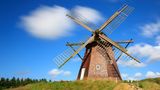 Alte Windmühle in Faddersbøl im Nationalpark Thy vor blauem Himmel