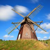 Alte Windmühle in Faddersbøl im Nationalpark Thy vor blauem Himmel