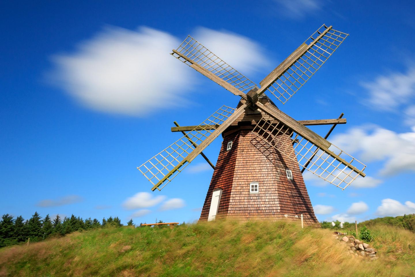 Alte Windmühle in Faddersbøl im Nationalpark Thy vor blauem Himmel