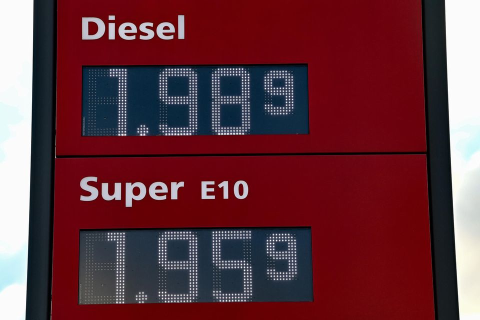 Auf der Anzeige einer Tankstelle kostet der Liter Diesel 1,989 Euro und der Liter Benzin E10 1,959 Euro