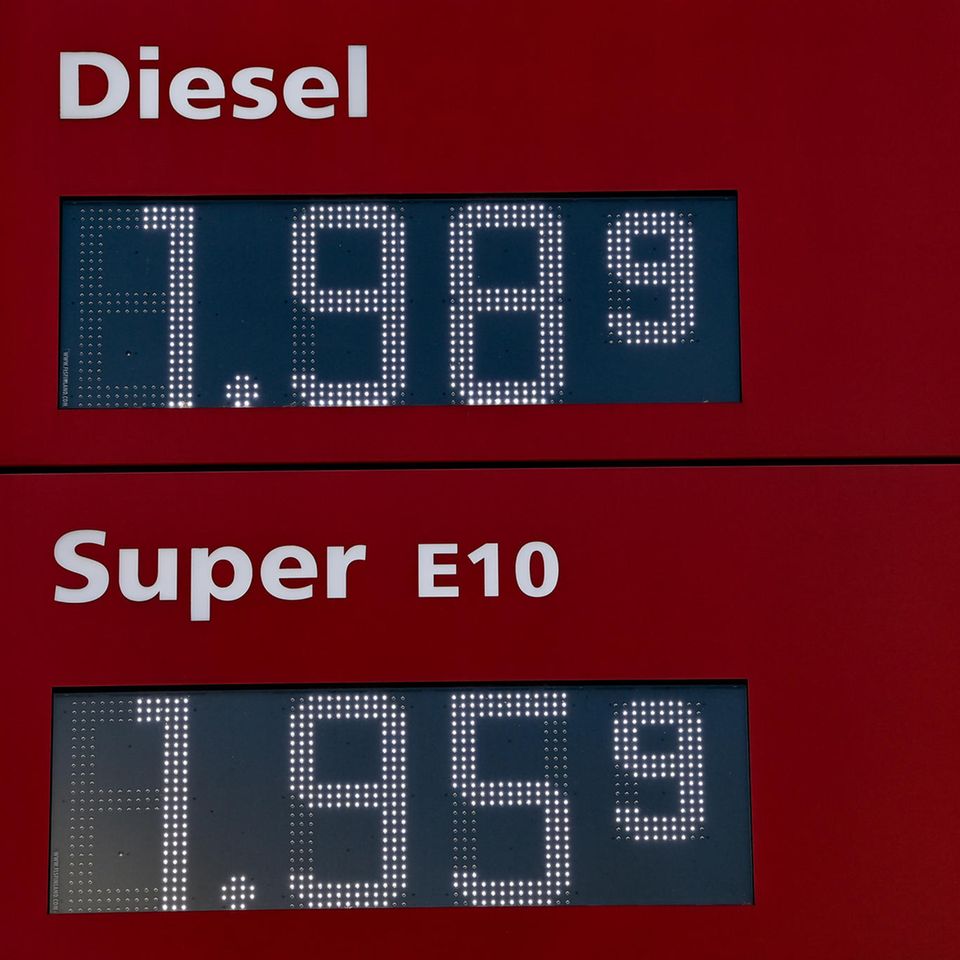 Auf der Anzeige einer Tankstelle kostet der Liter Diesel 1,989 Euro und der Liter Benzin E10 1,959 Euro