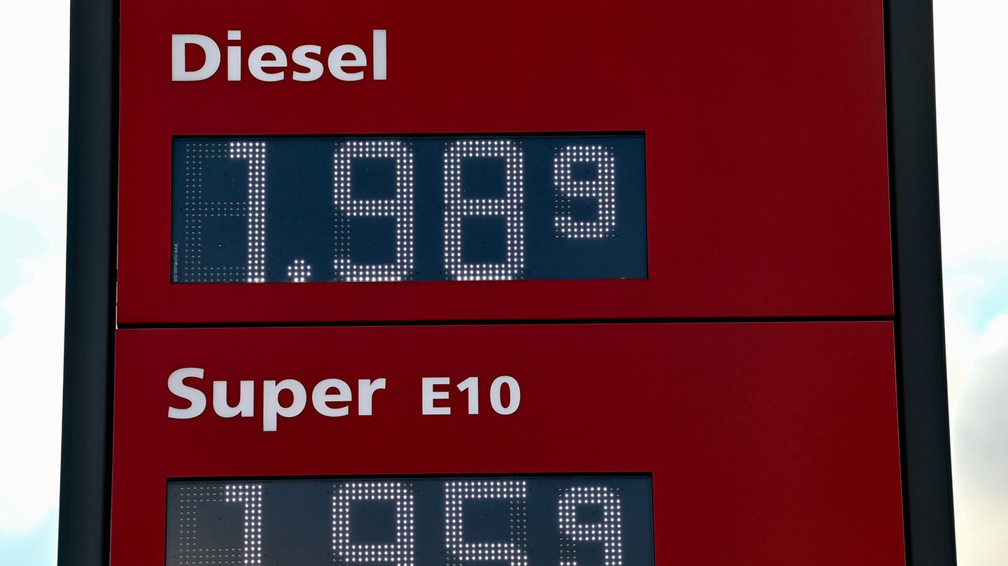 Auf der Anzeige einer Tankstelle kostet der Liter Diesel 1,989 Euro und der Liter Benzin E10 1,959 Euro