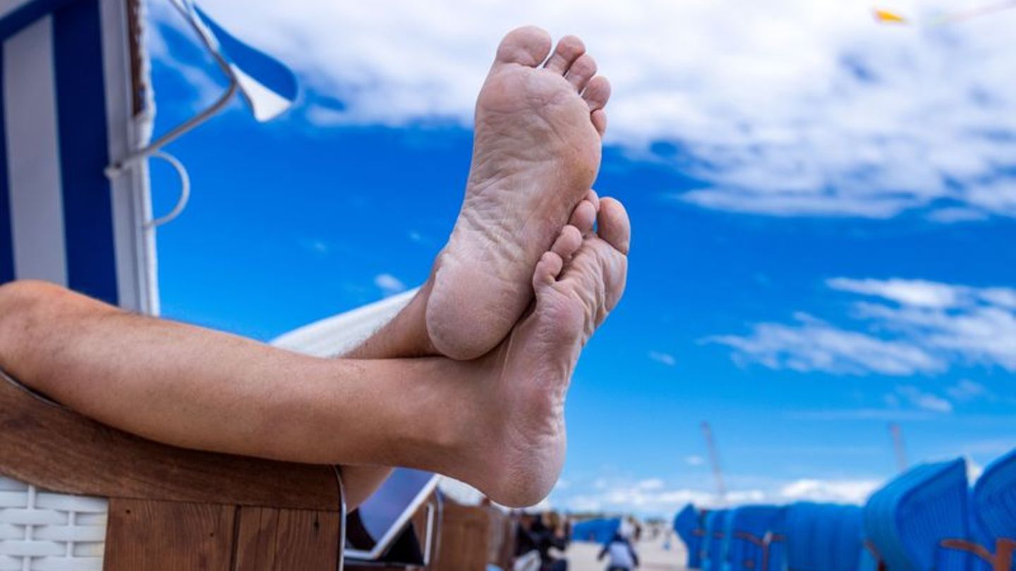 Füße gucken aus einem Strandkorb
