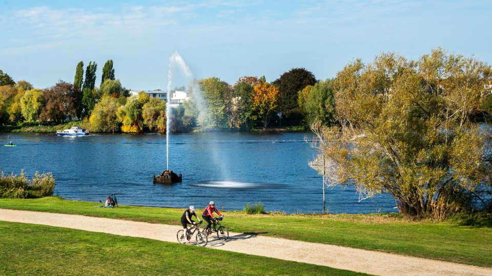Fahrradfahrer und Spaziergänger am Wannsee Fahrradfahrer und Spaziergänger am Wannsee