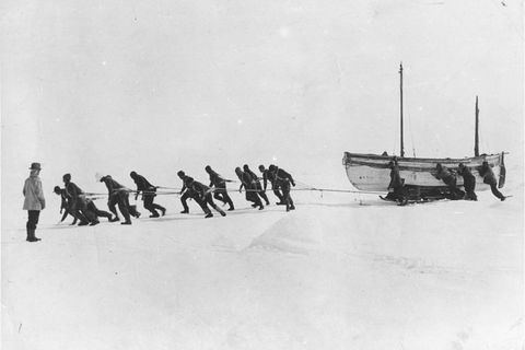 Shackletons Männer müssen die "Endurance" durch dichtes Packeis steuern, monatelang in dem eingeschlossenen Segler ausharren und nach dessen Untergang die Rettungsboote über das Eis ziehen