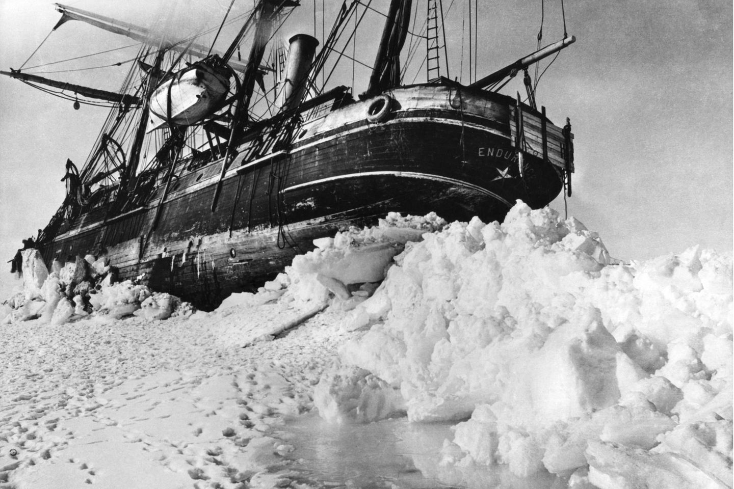 19. Januar 1915: Die Eisfalle schnappt zu. Sechs Wochen nach dem Aufbruch in Südgeorgien sitzt die »Endurance« fest. Vergebens versuchen Shackletons Männer, das Schiff freizuhacken. Schließlich stellen sie sich auf einen längeren Aufenthalt im Eis ein
