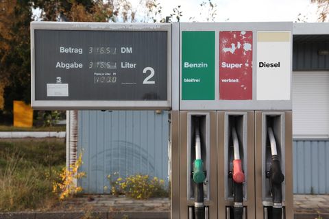 Eine alte Tankstelle in Nordrhein-Westfalen. Hier konnte bleifrei oder verbleit getankt werden