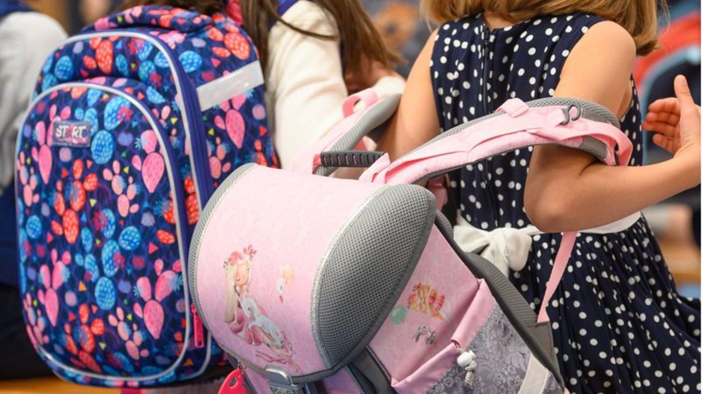 Mädchen bei der Einschulung mit rosa Ranzen