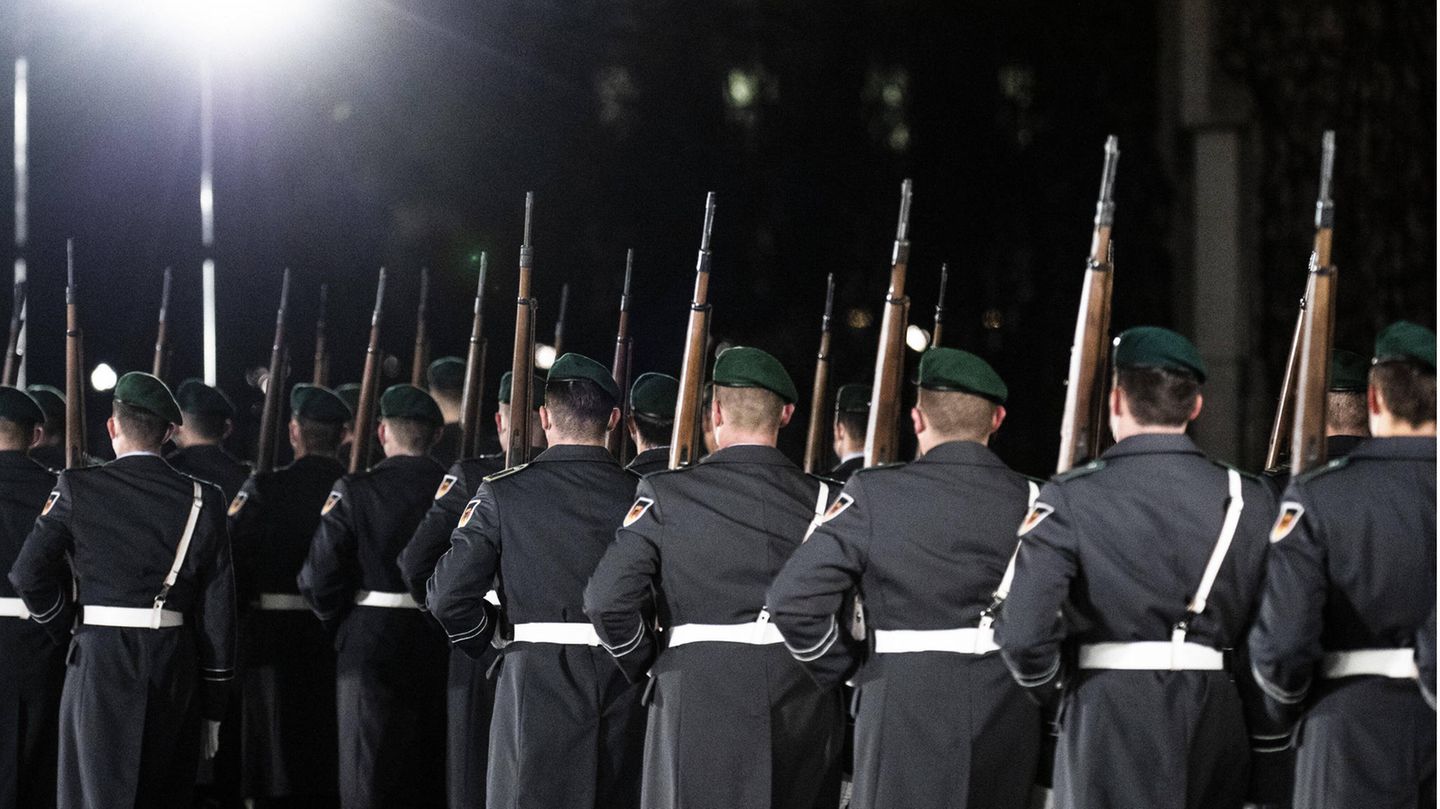 Soldaten des Wachbataillons der Bundeswehr bei einem Empfang mit militärischen Ehren im Bundeskanzleramt