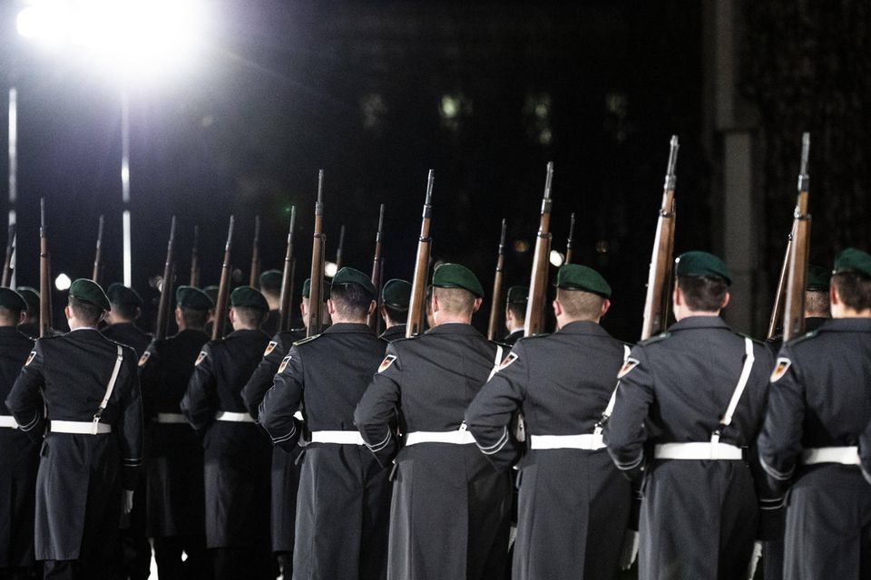Soldaten des Wachbataillons der Bundeswehr bei einem Empfang mit militärischen Ehren im Bundeskanzleramt