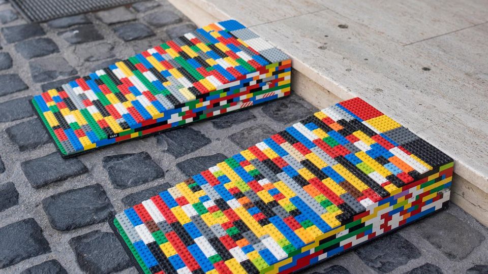Zwei bunte Rampen aus Legosteinen Zwei bunte Rampen aus Legosteinen
