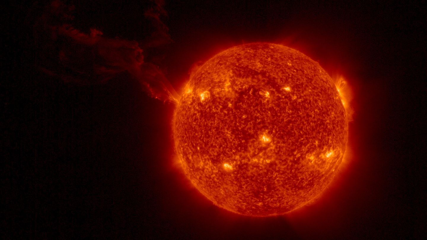 Die ESA-Sonde "Solar Orbiter" lieferte im Februar 2022 Bilder einer riesigen Sonneneruption - laut ESA die größte derartige Eruption, die jemals fotografiert wurde