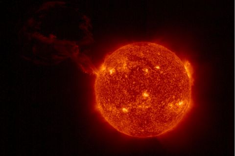Die ESA-Sonde "Solar Orbiter" lieferte im Februar 2022 Bilder einer riesigen Sonneneruption - laut ESA die größte derartige Eruption, die jemals fotografiert wurde