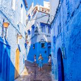 Frauen stehen in den schmalen Gassen von Chefchaouen