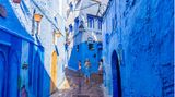 Frauen stehen in den schmalen Gassen von Chefchaouen