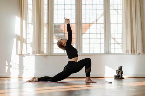 Yoga ist ein wirksames Mittel, um die Beweglichkeit zu verbessern: Bereits ein paar Minuten am Tag reichen  aus, um positive Effekte zu erzielen  