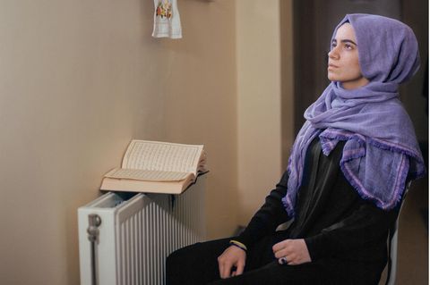 Besteht Ayşe die Prüfung nicht, muss sie weitere zwei Jahre zur Schule gehen. Doch das Auswendiglernen fällt ihr schwer, sie sucht sich dafür einsame Ecken