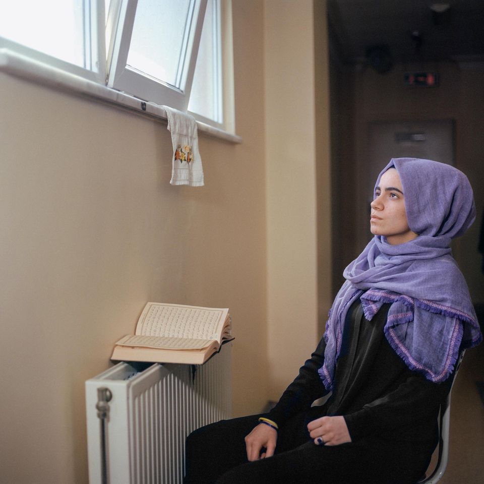 Besteht Ayşe die Prüfung nicht, muss sie weitere zwei Jahre zur Schule gehen. Doch das Auswendiglernen fällt ihr schwer, sie sucht sich dafür einsame Ecken