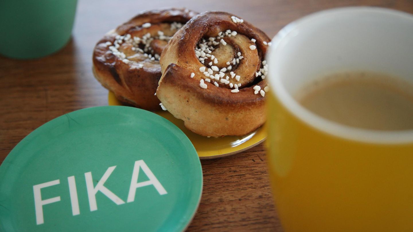 Fika bedeuteet "Kaffee trinken" oder "Kaffeepause machen". Für die Skandinavier ist die Tradition aber viel mehr: Sie bietet eine willkommene Unterbrechung des Arbeitstages, um mit Kolleginnen oder Freunden Abstand vom beruflichen Stress zu gewinnen