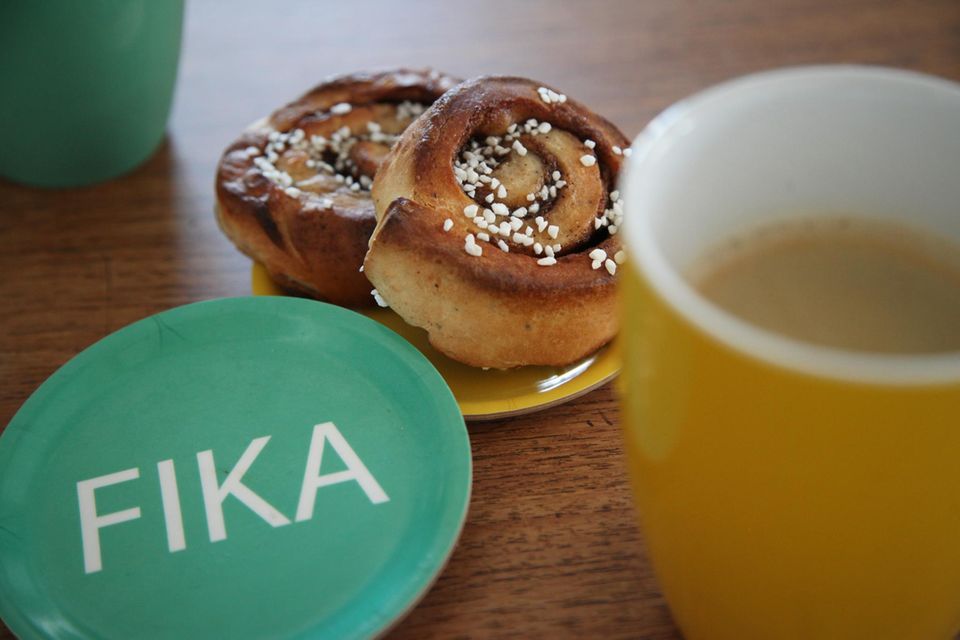 Fika bedeuteet "Kaffee trinken" oder "Kaffeepause machen". Für die Skandinavier ist die Tradition aber viel mehr: Sie bietet eine willkommene Unterbrechung des Arbeitstages, um mit Kolleginnen oder Freunden Abstand vom beruflichen Stress zu gewinnen
