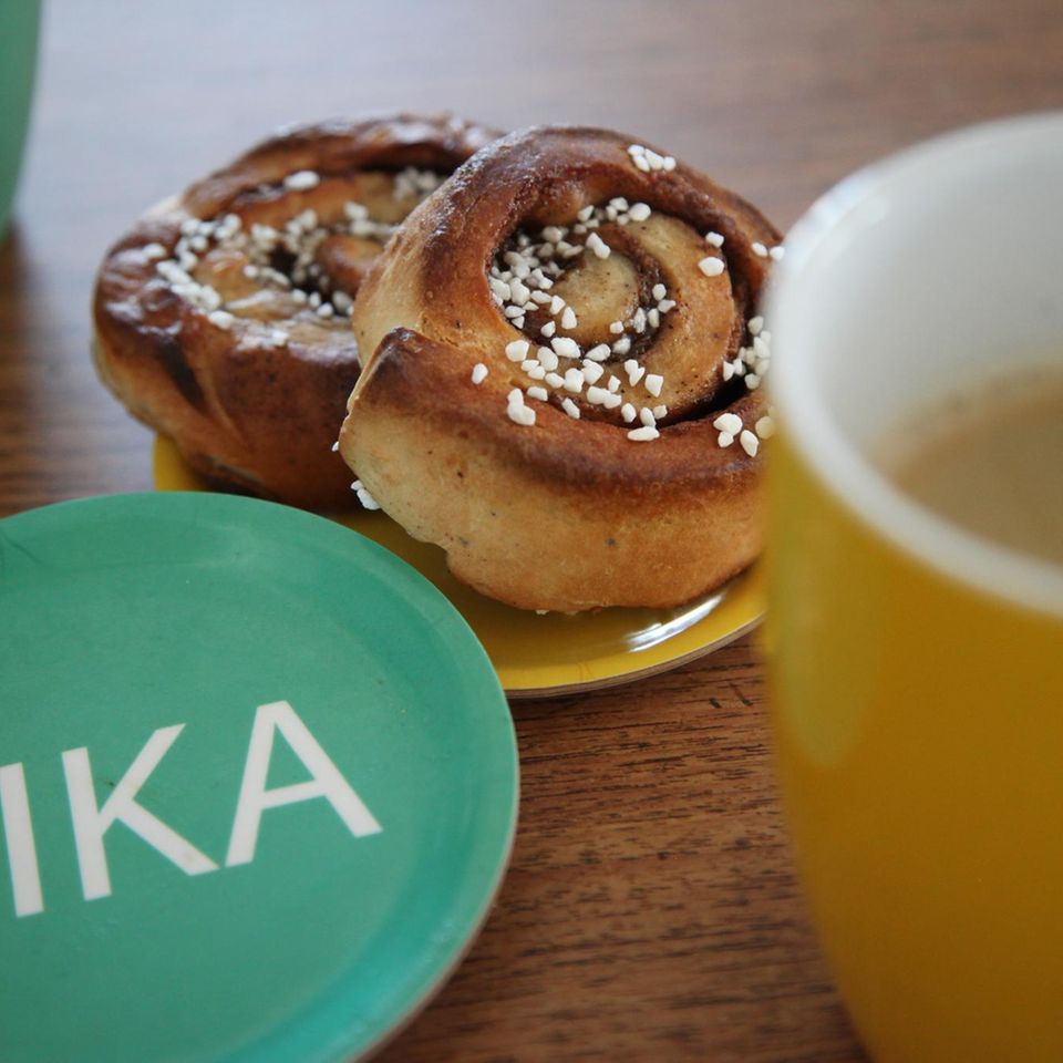 Fika bedeuteet "Kaffee trinken" oder "Kaffeepause machen". Für die Skandinavier ist die Tradition aber viel mehr: Sie bietet eine willkommene Unterbrechung des Arbeitstages, um mit Kolleginnen oder Freunden Abstand vom beruflichen Stress zu gewinnen