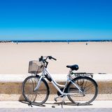 Fahrrad am Strand "La Malvarrosa" in Valencia