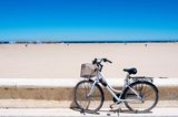 Fahrrad am Strand "La Malvarrosa" in Valencia