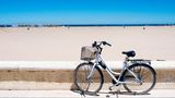Fahrrad am Strand "La Malvarrosa" in Valencia