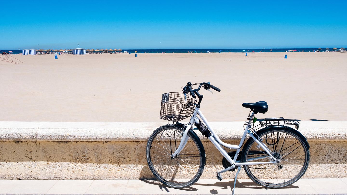 Fahrrad am Strand "La Malvarrosa" in Valencia