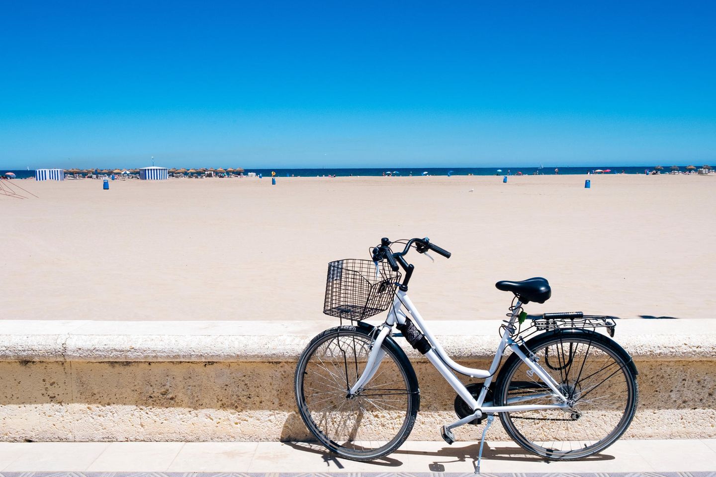 Valencias Strände: Fahrradtour am Meer entlang Fahrrad am Strand "La Malvarrosa" in Valencia