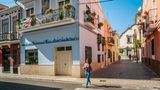 Fußgängerin im Viertel "La Cabanyal" von Valencia