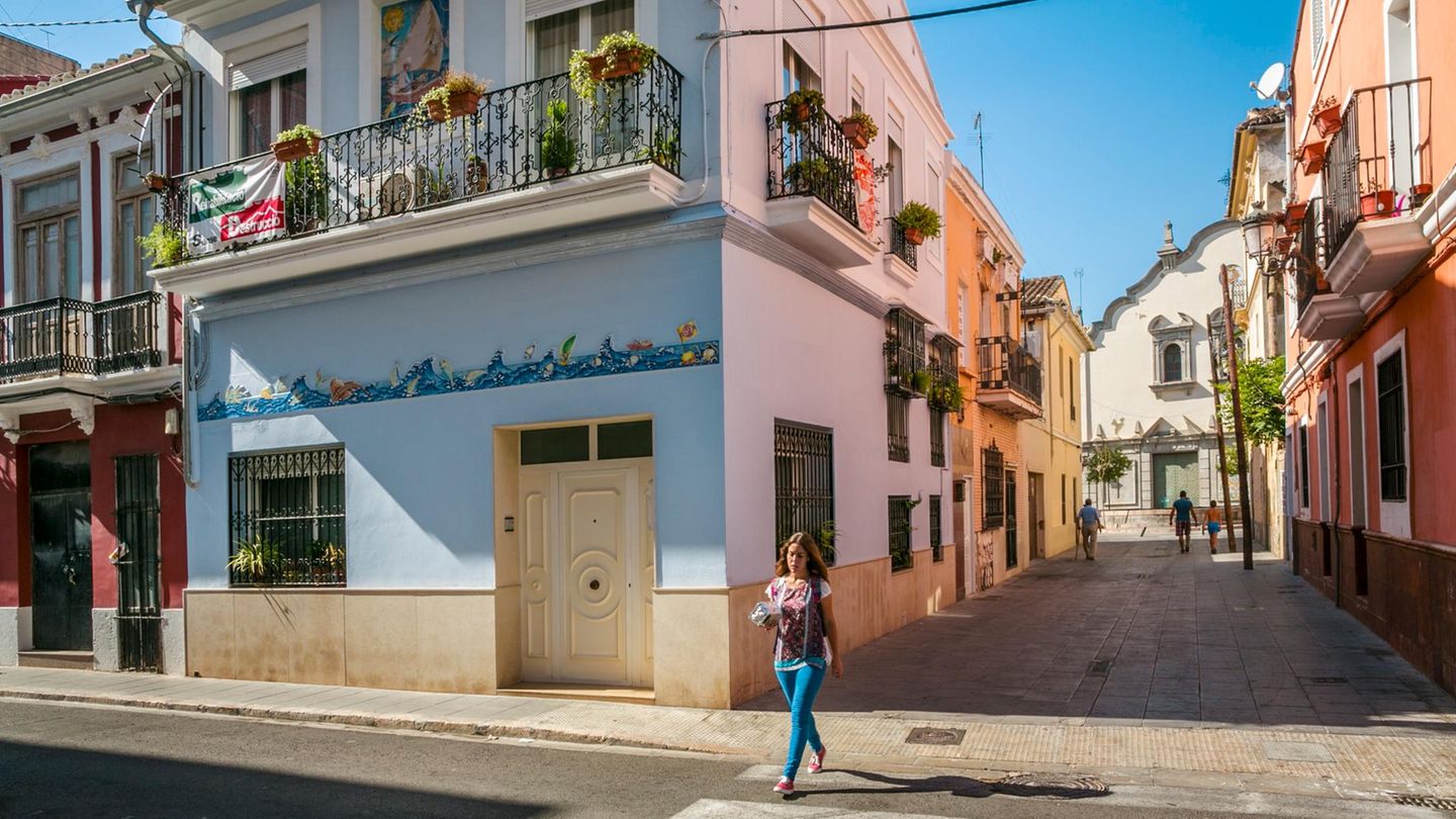 El Cabanyal: Authentisches Fischerviertel mit Flair Fußgängerin im Viertel "La Cabanyal" von Valencia