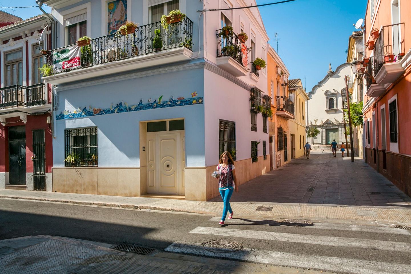 Fußgängerin im Viertel "La Cabanyal" von Valencia